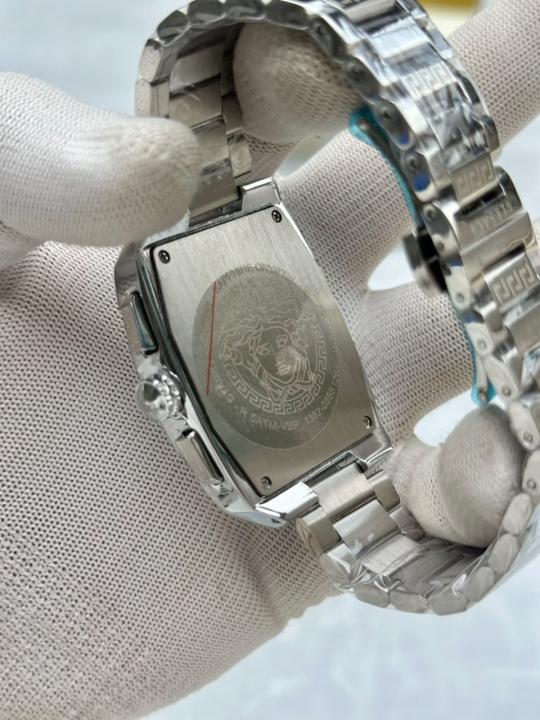 Ver.sace Square Chain Reaction
