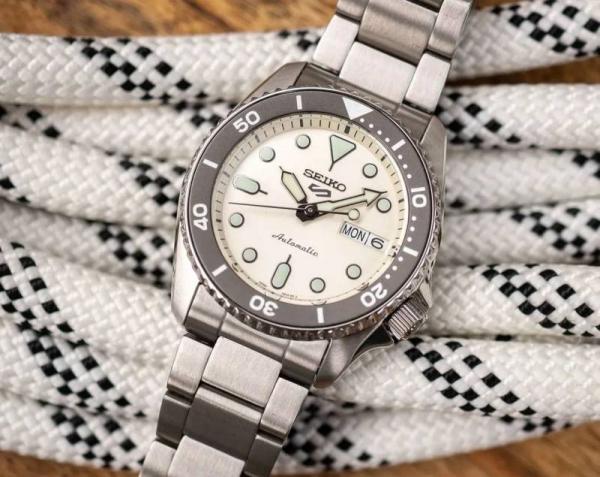 Sei.ko 5 Sports Automatic silver light yellow