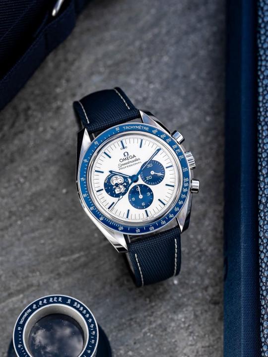 Omeg_a speedmaster Snoopy 50Th Anniversary