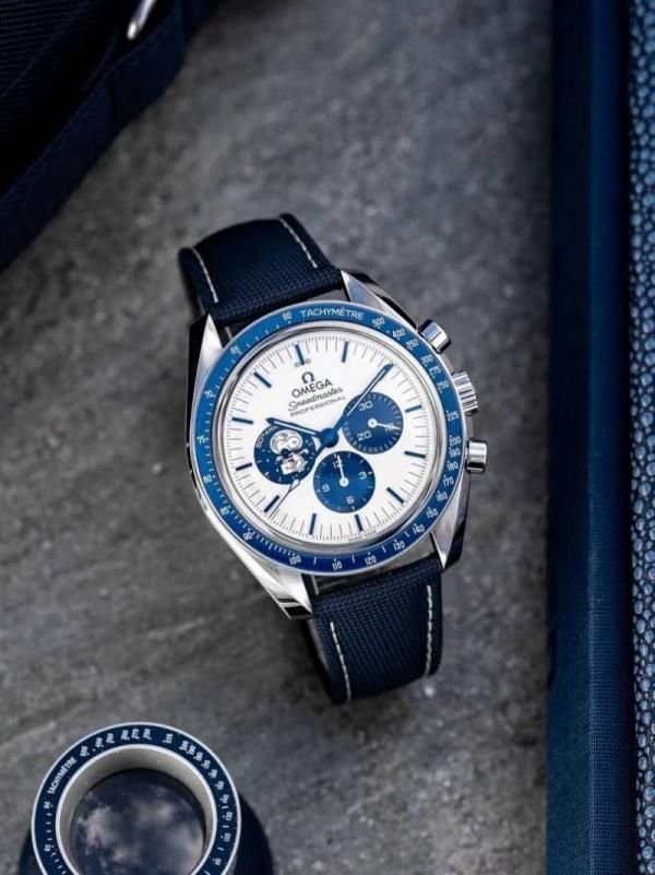 Omegg_a speedmaster Snoopy 50Th Anniversary