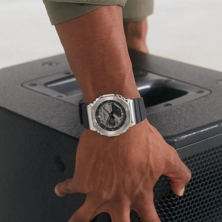 Ca.sio g shock gm2100 black silver Black