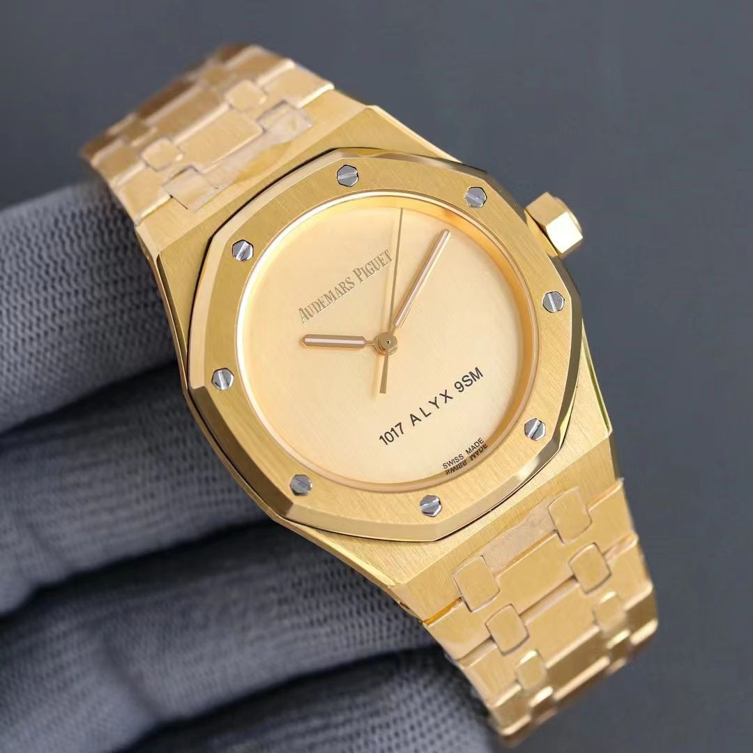 Aude.mars Piguet Royal Oak Quartz Gold
