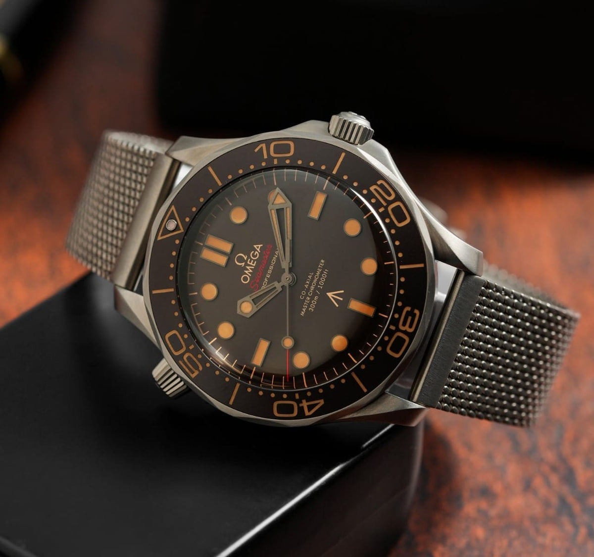 Om.ega Seamaster Diver 300M James bond